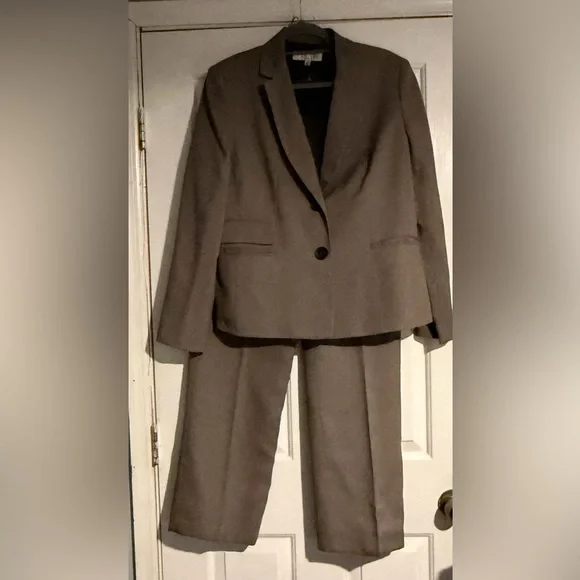 Kasper 2 Piece Tan & Black Print Pant Suit Women Size 14 Business Classic - Picture 2 of 12